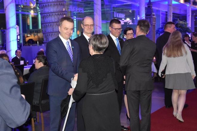 Janne Sankelo, Ville Virrankoski, Markku Lumio ja Liisa Salo kättelivät vieraat punaisella matolla.