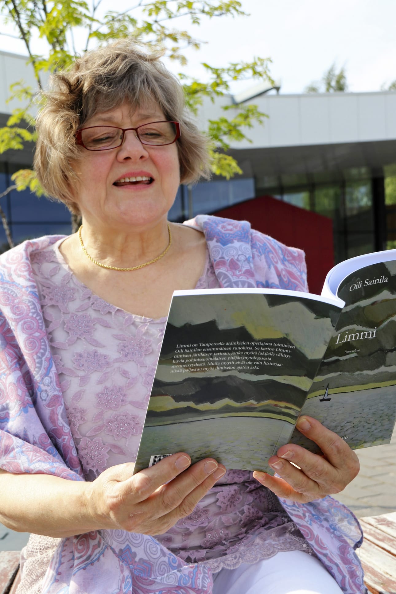 Oili Sainila lausui Limmi-runoelman runoa Limingan kirjaston edustalla. Sainila kokee kirjaston olleen merkittävässä roolissa hänen ammatinvalinnassaan, sillä kirjastonhoitajana toiminut Elvi Elsilä oli osaltaan ohjaamassa häntä kirjallisuuden alalle. Hän kokee myös Limingan yhteiskoulussa olleen kannustava ilmapiiri kirjallisuudesta kiinnostuneille oppilaille.