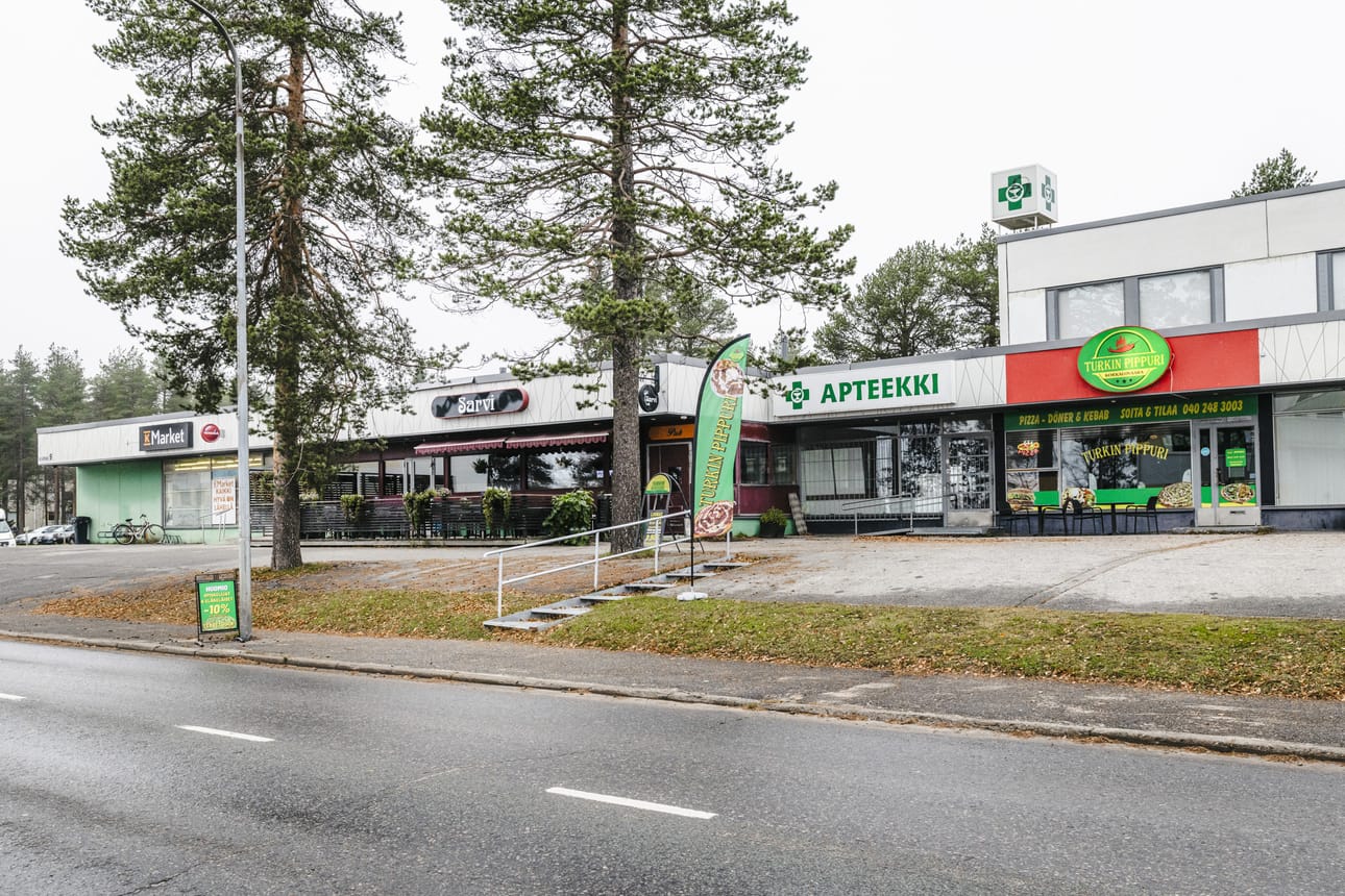 Hillapolun liikekeskuksessa toimii kauppa, baari, pitseria, kodinkonehuoltoliike ja varastoja. Apteekki on lopettanut toimintansa alkuvuonna.