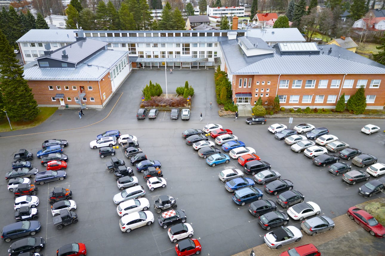 Seinäjoen jättilukion tilat pullistelevat. Ensiapuna tilaongelmaa ratkotaan pihaan tuotaville elementtiluokilla. Arkistokuva.