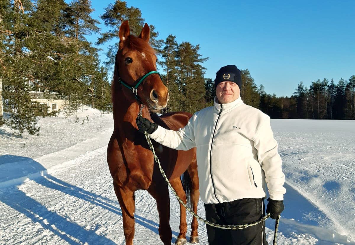 King Casper on hiljattain 60 vuotta täyttäneen Raimo Hyvärisen mieleen. Urallaan 14 kertaa ykköseksi yltänyt ruuna on Hyvärisen ja hänen elämänkumppaninsa Sanna Loukusan tallin tuorein tulokas.