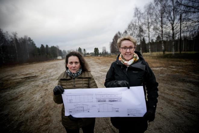 Luoma-ahon kyläyhdistyksen sihteeri Elina Försti (vas.) ja puheenjohtaja Sirkka Rajala seisovat paikalla, johon uusi kylätalo tulee. KUVAT: JAAKKO ELENIUS