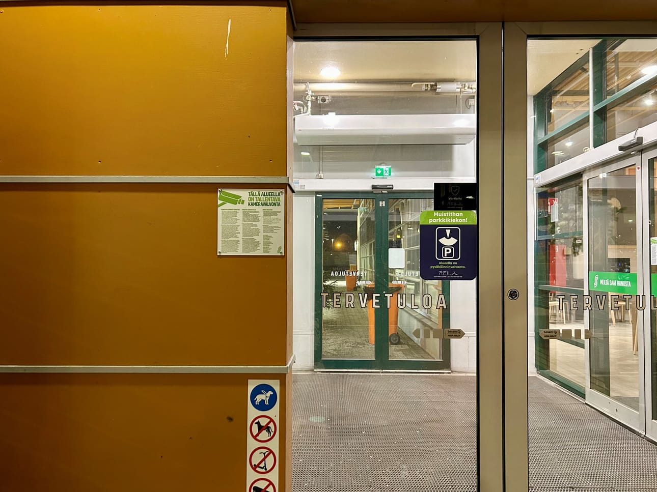 Pysäköinninvalvonnasta ja parkkikiekosta muistutetaan nyt Tupoksen ABC:n asiakkaita muun muassa ovissa olevin kyltein.