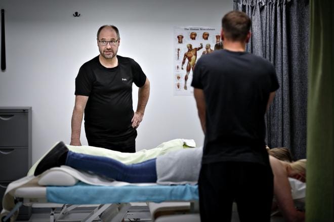 Seinäjoen hierojakoulussa opetetaan vastuulliseen tietojenkeräämiseen. – Asiakkaat ovat potilaita, joita haluamme hoitaa ja joiden hoitoa seuraamme, koulun johtaja ja vastaava opettaja Petri Kojonen kertoo. KUVA: TOMI KOSONEN