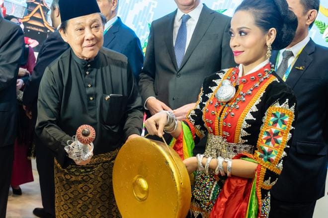Malesian turismiministeri Mohamaddin Ketapi (vas.) löi rumpua Berliinin matkailumessuilla tiistaina. KUVA: EPA/JENS SCHLUETER