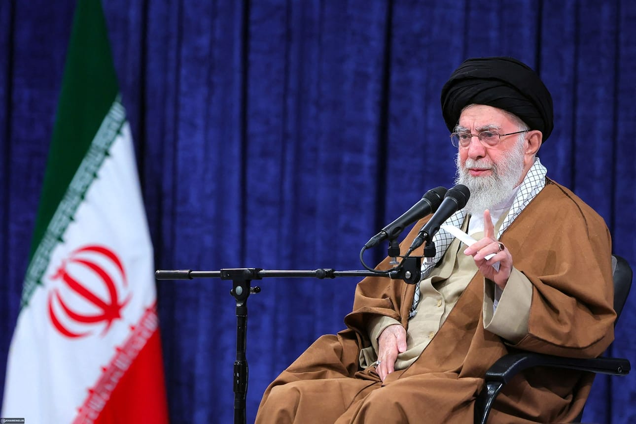 Iranin korkeimman johtajan ajatollah Ali Khamenein mukaan Yhdysvallat ei saavuttanut mitään Iraniin tekemissään iskuissa. AFP / LEHTIKUVA