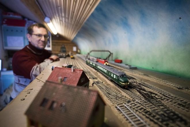 Alankomaista lähtöisin oleva, Laihialla asuva Kees Visser on rakentanut piha-aittansa vintille pienoisrautateiden maailman. KUVAT: MINNA ANTILA