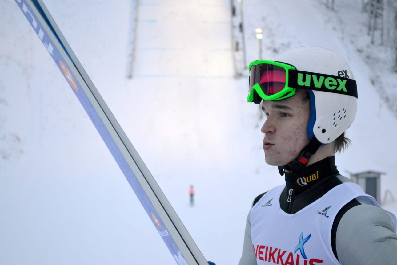 Juho Ojala ponnisti ensimmäisen kierroksen pisimmän hypyn pienmäen SM-kisoissa.