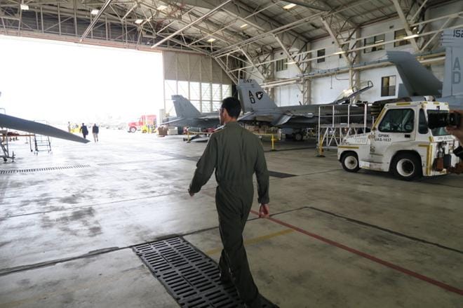 NAS Oceana on parhaimmillaan yli 300 Hornet- sekä Super Hornet -hävittäjän koti. Komentajakapteeni Pete Stavrides on yksi tukikohdan lentäjistä.