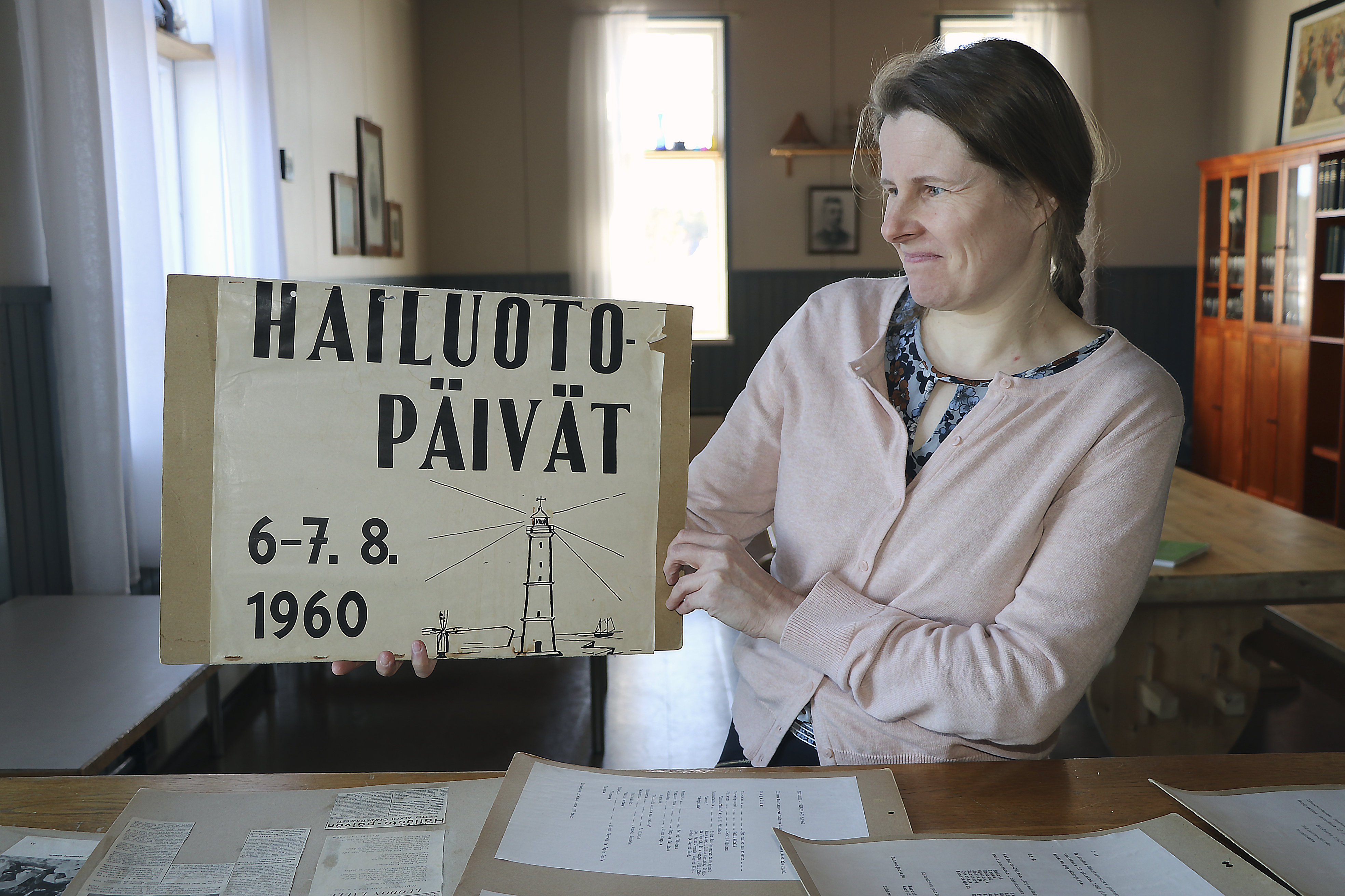 Hailuodon nuorisoseuran puheenjohtaja Maarit Parrila esittelee Salli Mäkelän taltioimaa aineistoa ensimmäisistä Hailuoto-päivistä, jotka järjestettiin nuorisoseuralla.