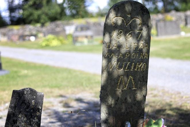 Latianankielinen fraasi In memoriam lyhenettiin Erkki Rintalan mukaan tuohon aikaan yksinkertaisesti M.