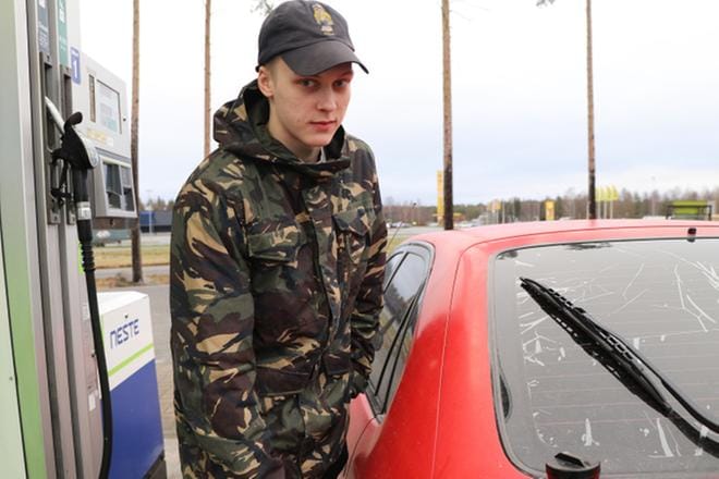 Juhana Mikkola käy lukiota ja tekee siinä sivussa sen verran töitä, että saa menovettä autoonsa.