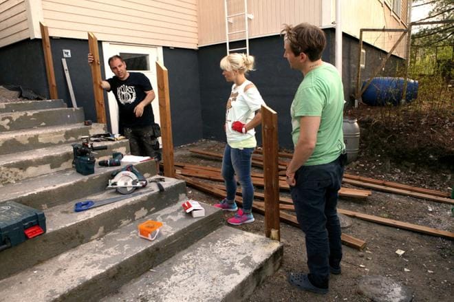 Perttu Sirviö paimentaa kesken jääneet remontit valmiiksi uudessa Remonttipiiskurit-ohjelmassa. Asukkaat eivät saa tulla valmiiseen kotiin ihastelemaan lopputulosta, vaan joutuvat töihin Sirviön ohjauksessa. Elämänmakuinen ohjelma ilahduttaa. KUVA: MTV