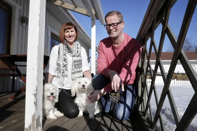 Maarit ja Tapio Kiviojalle paljastui vasta vuosien yhteiselon jälkeen, että he molemmat ovat mukana Pohjois-Suomen vuoden 1966 syntymäkohorttitutkimuksessa. Pariskunta viettää aktiivista elämää koiriensa Hanskin ja Mindin kanssa. KUVA: Jukka Leinonen