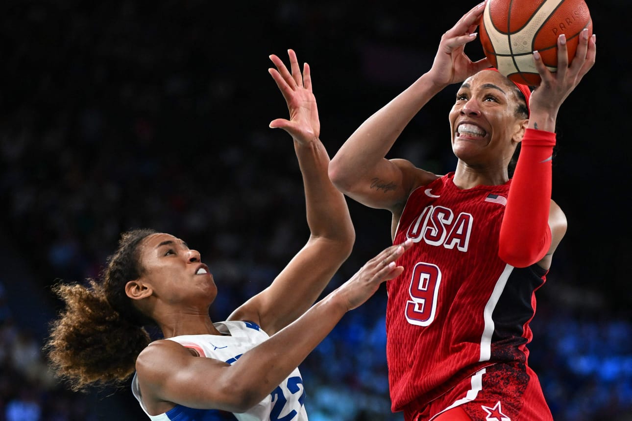 Naisten koripallo ratkaisi olympiakisojen mitalitilaston. Vasemmalla Ranskan Marieme Badiane, oikealla USA:n A'ja Wilson. LEHTIKUVA / AFP