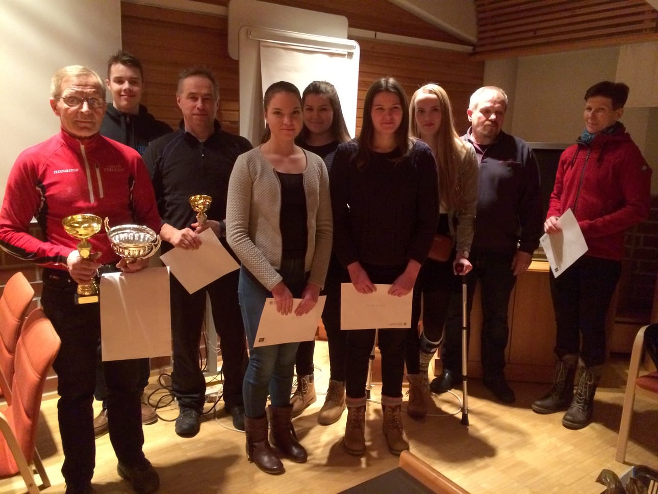 KEV muisti seura-aktiiveja ja menestyneitä urheilijoitaan. Kuvassa Keijo Lehtinen, Timo Mikkonen, Antti Leskelä, Janina Vohlakari, Susanna Leskelä, Anniina Leskelä, Laura Jokinen, Olli Leskelä ja Arja Leskelä.