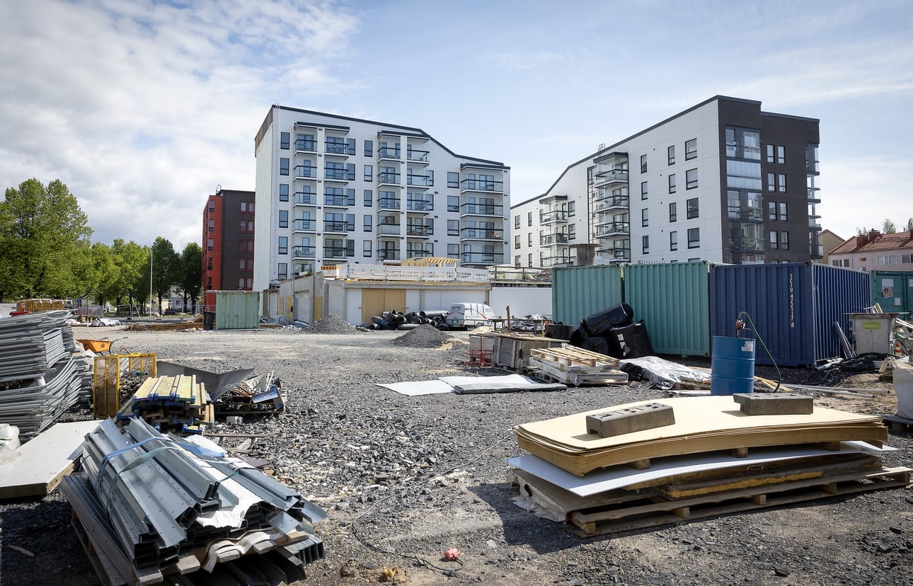Osa puiston kulkuväylistä jätetään murskeelle ja väliaikaisiksi, sillä alueella on vielä keskeneräisiä rakennushankkeita. Kuvassa Skanskan työmaa Uudellakadulla. Arkistokuva.