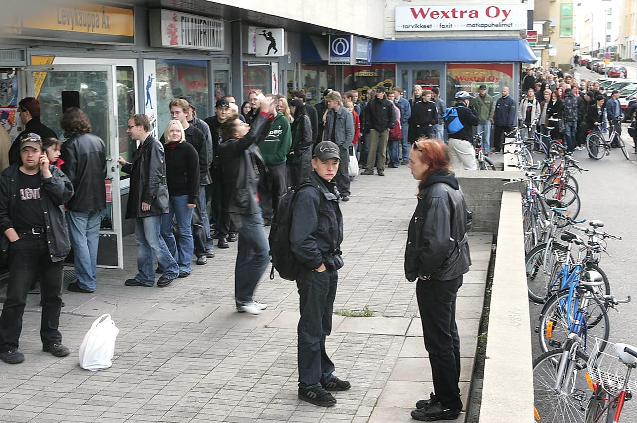 Elokuussa 2005 sadat oululaiset jonottivat Sentencedin jäähyväiskonsertin lippuja Levykauppa Äxän ovella.