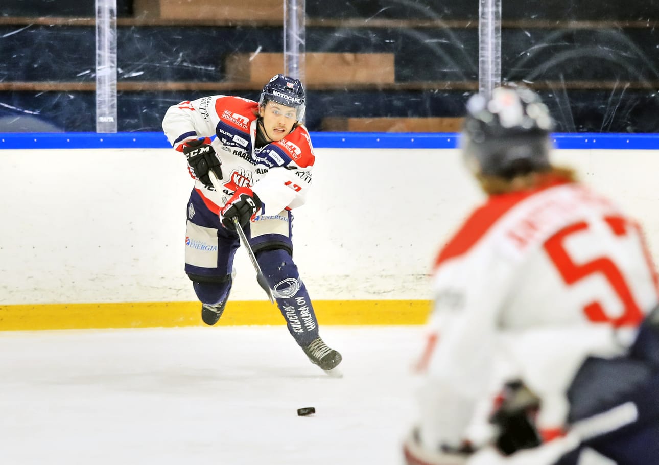 Tatu Rossinen osui komeasti Lempäälässä lauantaina. Esityön maaliin kehitteli Aki-Petteri Antti-Roiko, sekä Arttu Ypyä. Osuma ei kuitenkaan riittänyt taistelussa voitosta.