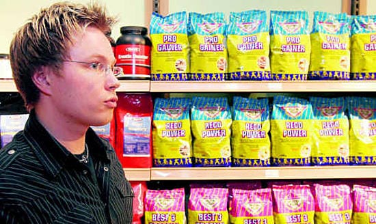 Urheiluun tarkoitetut lisäravinteet ovat näkyvästi esillä Oulun Stockmannin korttelissa sijaitsevassa Ikivireä-terveyskaupassa, jossa Mika Pohjola on myymässä.