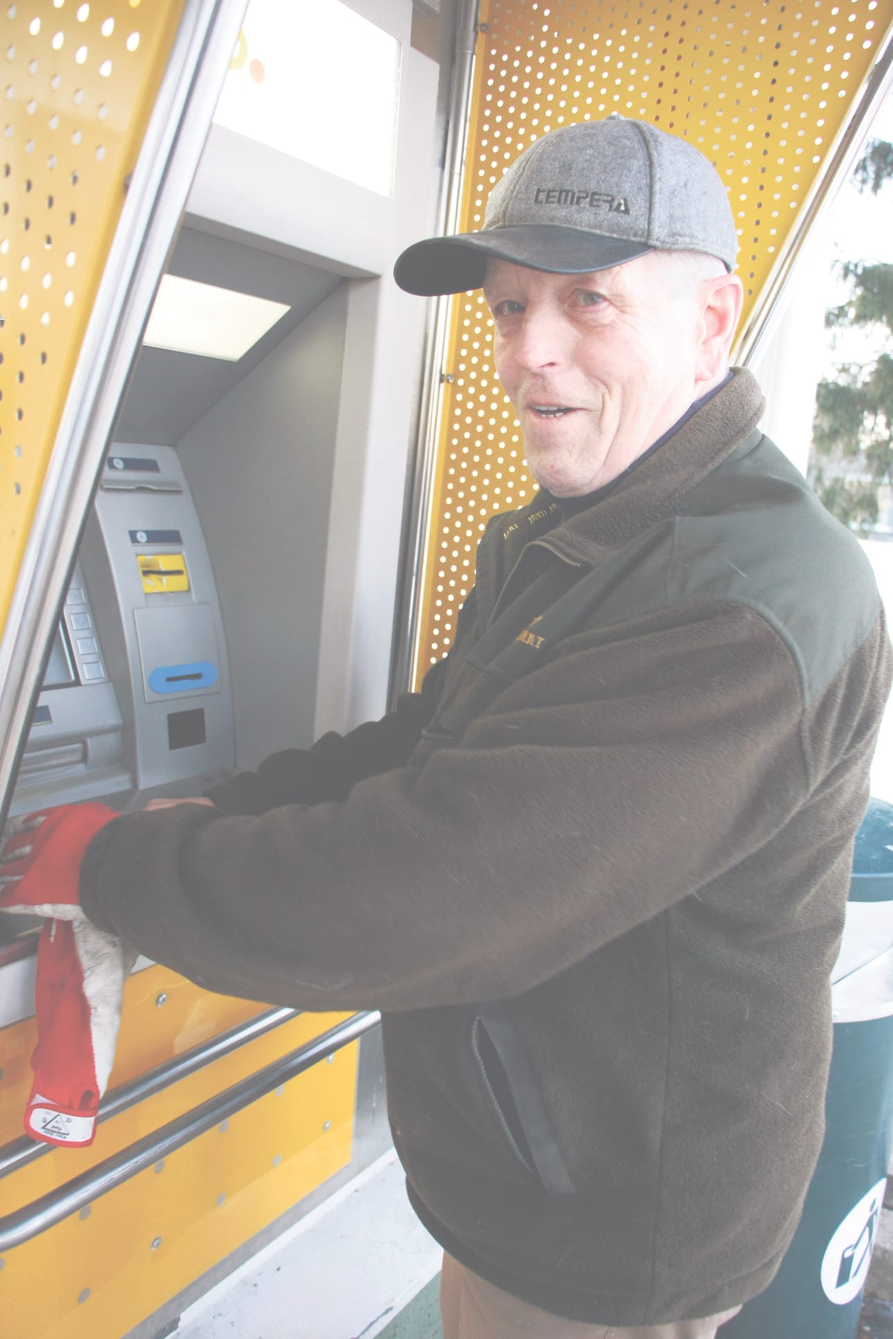 Reino Kaakinen käy pankkiautomaatilla pari kolme kertaa viikossa. - Onhan se ihan syvältä, jos Otto lähtee kylältä. Käytän korttiakin, mutta käteistä pitää myös olla taskussa.