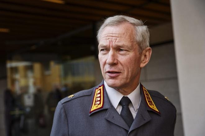 Puolustusvoimain entiselle komentajalle, kenraali Ari Puheloiselle on myönnetty Vapaudenristin suurristi rintatähtineen. KUVA: LEHTIKUVA/RONI REKOMAA