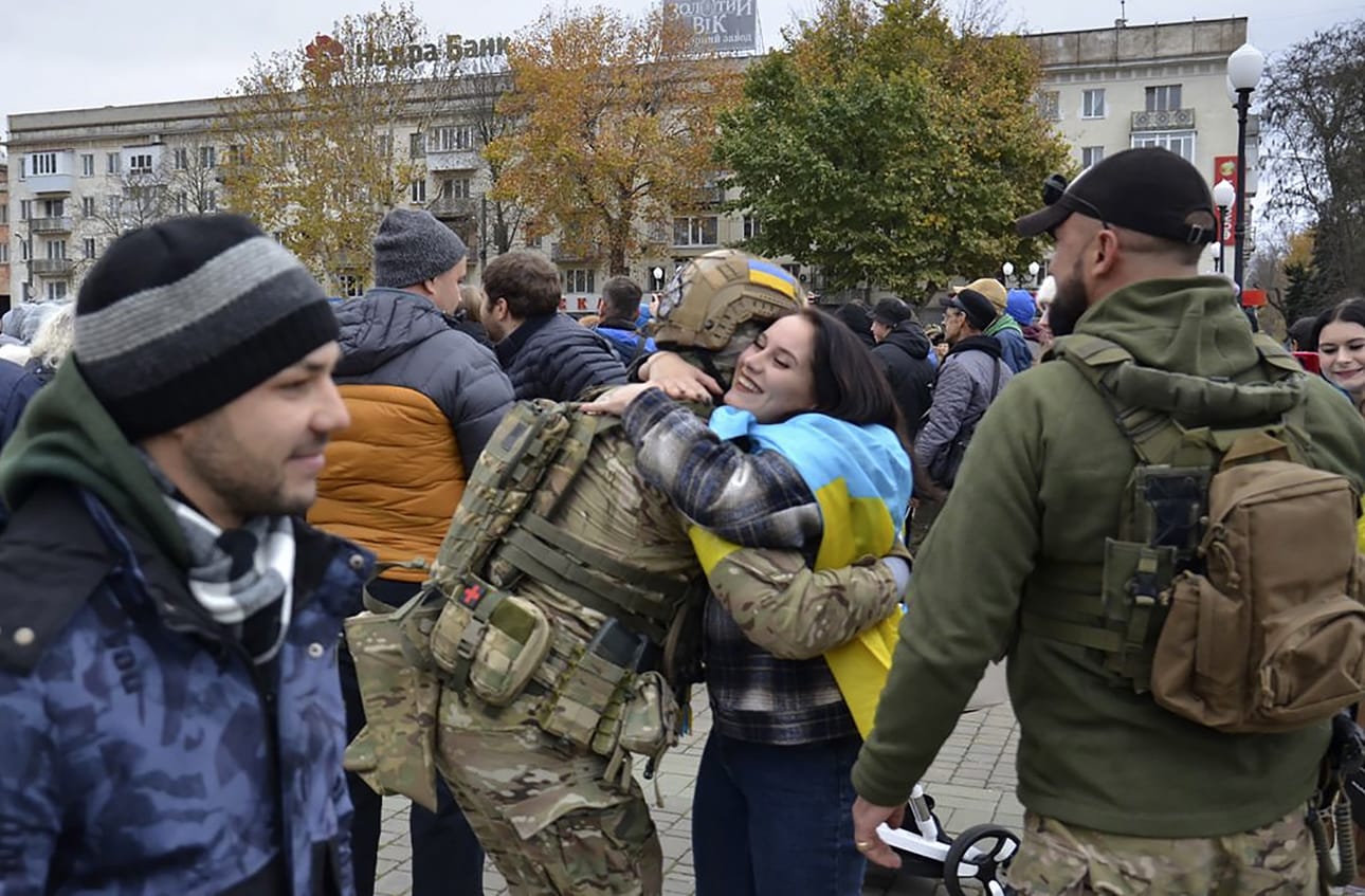 Hersonin asukkaat ottivat Ukrainan sotilaat iloisina vastaan. Venäjän kerrottiin vetäytyneen kaupungista viime viikon perjantaina. Kaupunki oli miehityksen alla kahdeksan kuukautta.