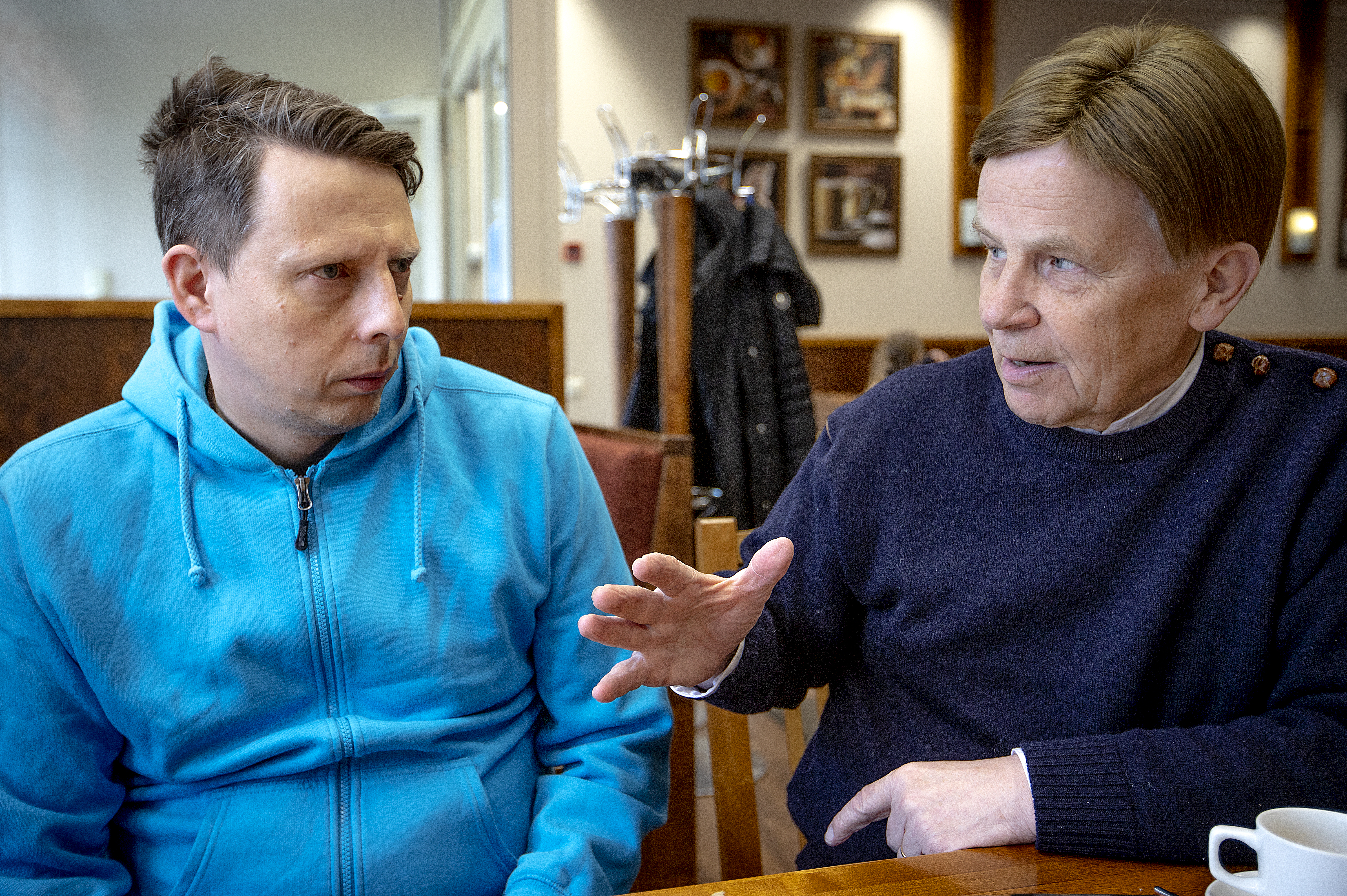 Raahen kaupunginhallituksen puheenjohtaja Jarmo Myllymäki tapasi Raahessa vaalikiertueella olleen Mauri Pekkarisen ja lyhyen matkan aikana ehdittiin vaihtaa muutama sana paikallisessa kahvilassa.