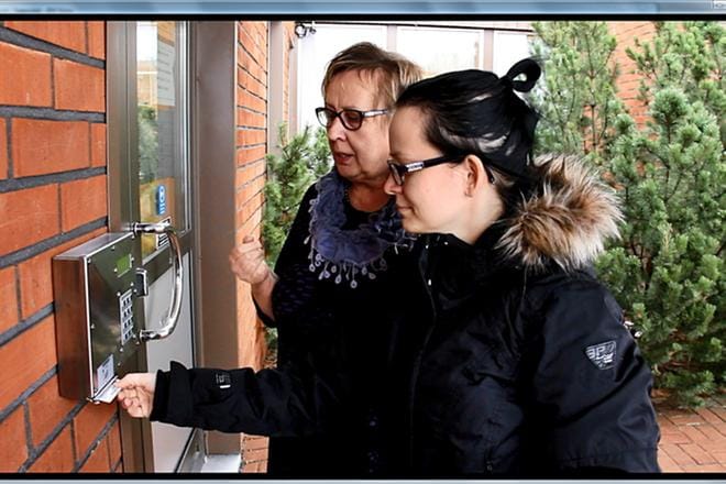 Ylihärmän kirjasto muuttui omatoimikirjastoksi helmikuussa 2016. Tuolloinen kirjastotoimenjohtaja Tuula Huhtamäki opetti Elina Mantereelle, kuinka oven avaava laite toimii.