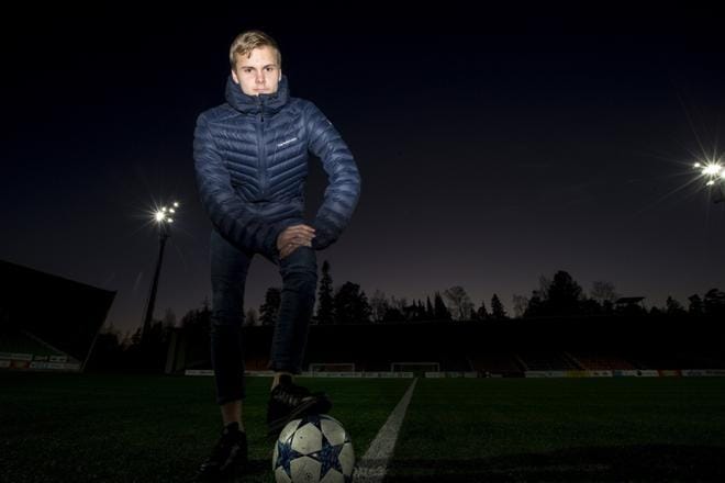 Vasa IFK:n Benjamin Hiekkasella oli muitakin mahdollisuuksia, mutta Parman kiinnostus tuntui olevan todellista. KUVA: PAULA KASKIMAA