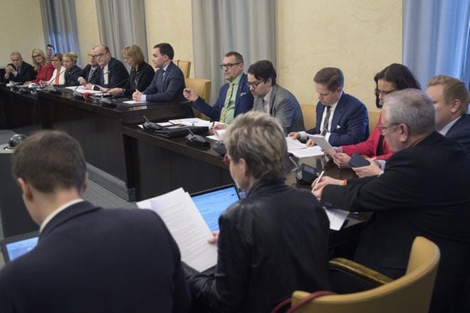 Kansanedustajat voivat joutua istumaan eduskunnassa vaikka vaalipäivään asti, mutta eivät saa siitä lisäkorvauksia. Perustuslakivaliokunnassakin puurretaan pitkää päivää. KUVA: Mauri Ratilainen