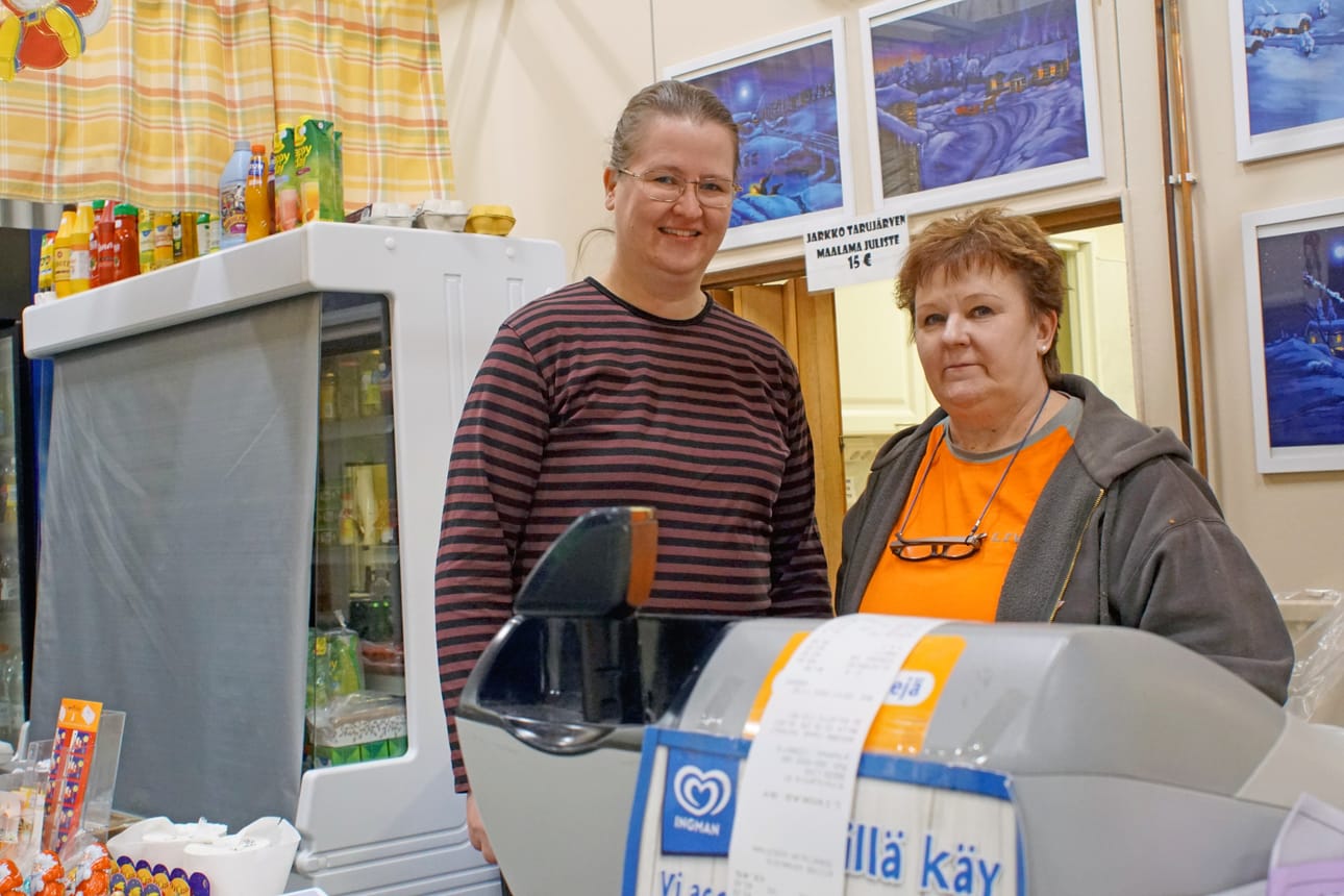 Livokas ry:n sihteeri Anni-Inkeri Törmänen ja yhdistyksen pyörittämän Livon kyläkaupan myyjä Martta Nevala ovat iloisia siitä, että kauppa sai päivittäiskauppapalvelun tukea toimintaansa.