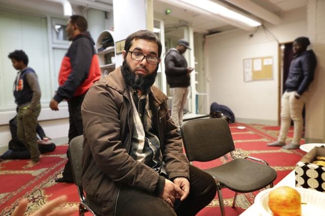 Zijadin Gashi huolehtii Oulun moskeijan turvallisuusasioista. Viimeisen reilun viiden vuoden aikana moskeijaan on tehty useita ilkivallantekoja. Sen vuoksi moskeijassa on lisätty muun muassa turvakameroiden määrää. KUVA: Jukka Leinonen