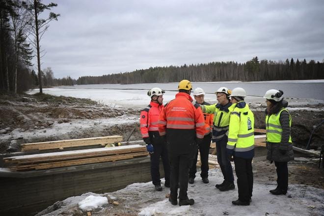 Työmaakokouksessa kunnan rakennusmestari Asko Kuoppala johtaa puhetta, kuulolla ovat ympäristösihteeri Eeva-Maija Savola, tekninen johtaja Anne Övermark, rakennustoimikunnan puheenjohtaja Ahti Mäkitarkka ja urakoitsijan edustajat Marko Kantanen ja Leo Savela. KUVA: JOHANNA KATAJA