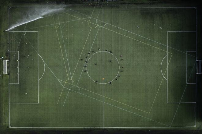 Niin miesten kuin naistenkin pesäpallokenttien viivat näkyvät selvästi vielä perjantaina Elisa Stadionin tekonurmella. Pesäpallokenttien rajat ja pesämerkinnät ovat kuitenkin haaleampia kuin jalkapallokentän rajat. KUVAT: JARNO PELLINEN