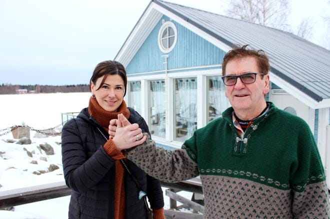 Kaskisten matkailusihteeri Pia Ruotsalainen paiskaa kättä Arto Koiviston kanssa. Ruotsalaisen perhe muuttaa yhteen rannan kolmesta talosta. KUVA: LOTTA KALLIO