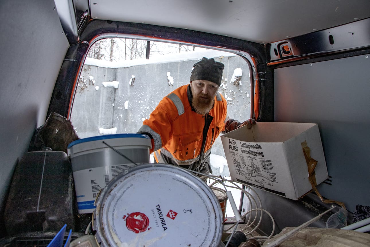 Sakari Hankonen tyhjensi kotitilan varastoja ja kävi testaamassa, kuinka Pyhännän uusi jätepiha toimii itsepalveluna käytännössä.