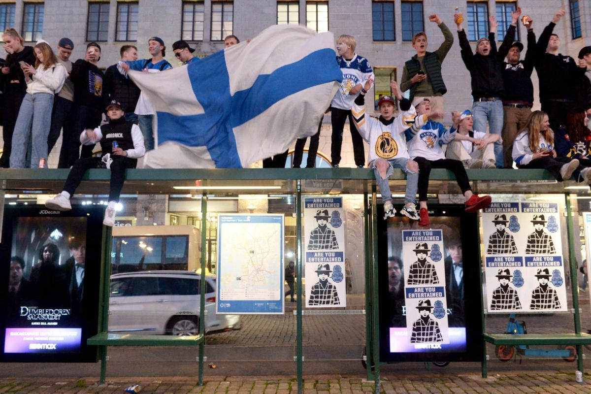 Suomen jääkiekkomaailmanmestaruuden ratkettua ihmiset juhlivat Helsingin Kauppatorilla. LEHTIKUVA / Mikko Stig