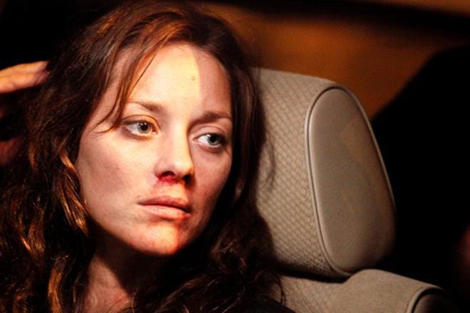 Marion Cotillard on Stéphanie, tappajavalaita kouluttava nainen, joka joutui onnettomuuteen. Elämänlangaksi tulee portsari Ali. KUVA: Yle Kuvapalvelu