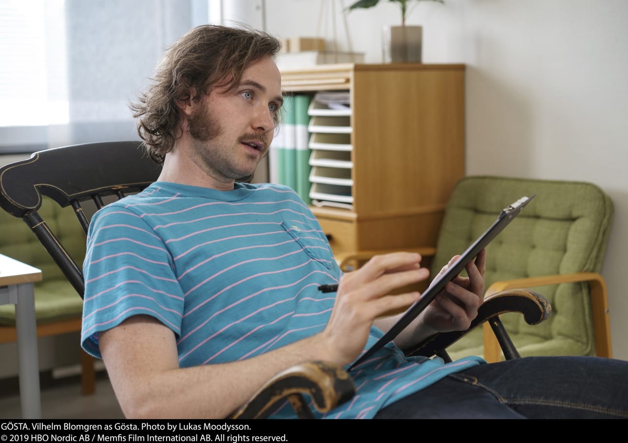 Vilhelm Blomgren on lastenpsykologi Gösta, joka haluaa auttaa kaikkia suoratoistopalvelu HBO Nordicin uutuussarjassa.
