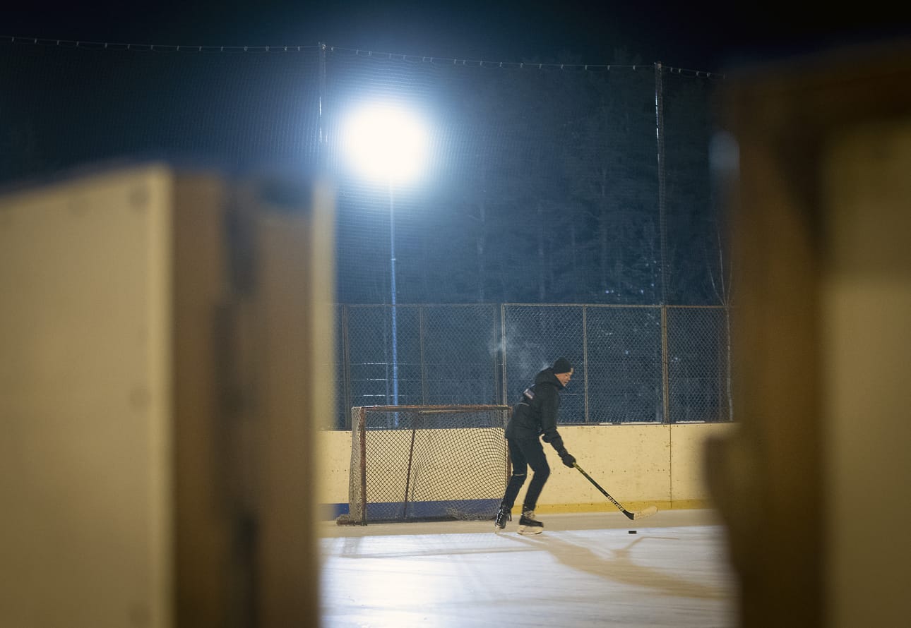 Luistelukentillä testataan Oulussa liiketunnistimilla toimivaa valaistusta. Kuvituskuva.