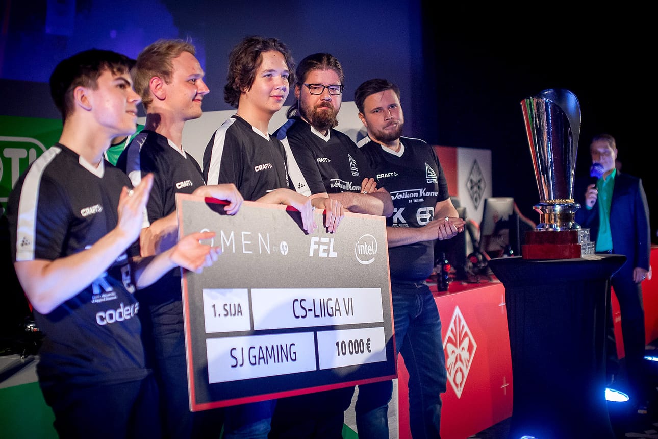 SJ Gaming perustettiin lokakuussa 2017, kun pesäpallojoukkue Sotkamon Jymy laajensi toimintaansa myös e-urheiluun. Kuvassa SJ Gaming juhlii parin vuoden takaista CS-liigan voittoaan. Sittemmin palkintopotit ovat moninkertaistuneet.