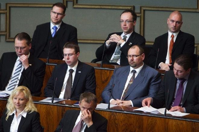 Kansanedustajat Vesa-Matti Saarakkala ja Reijo Hongisto (kuvassa keskellä) odottavat rauhassa uuden puolueen puheenjohtajiston valintaa. KUVA: MAURI RATILAINEN
