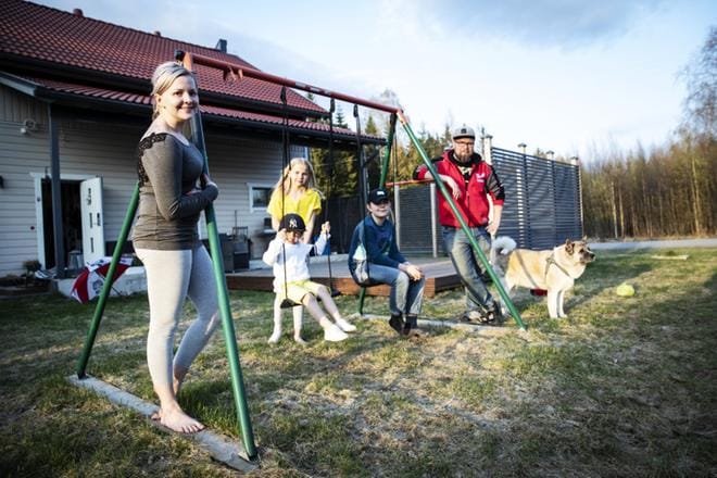 Virpi Mäkelästä on mukava ajatus, että hän on alle 40-vuotias, kun vanhimmat lapset ovat täysi-ikäisiä. Sitten on vapaus keskittyä työhön ja parisuhteeseen. Perheeseen kuuluvat myös lapset Lenni, Mikael ja Lucia sekä aviomies Henri Mäkelä ja Kerttu -koira. KUVA: Eriika Ahopelto