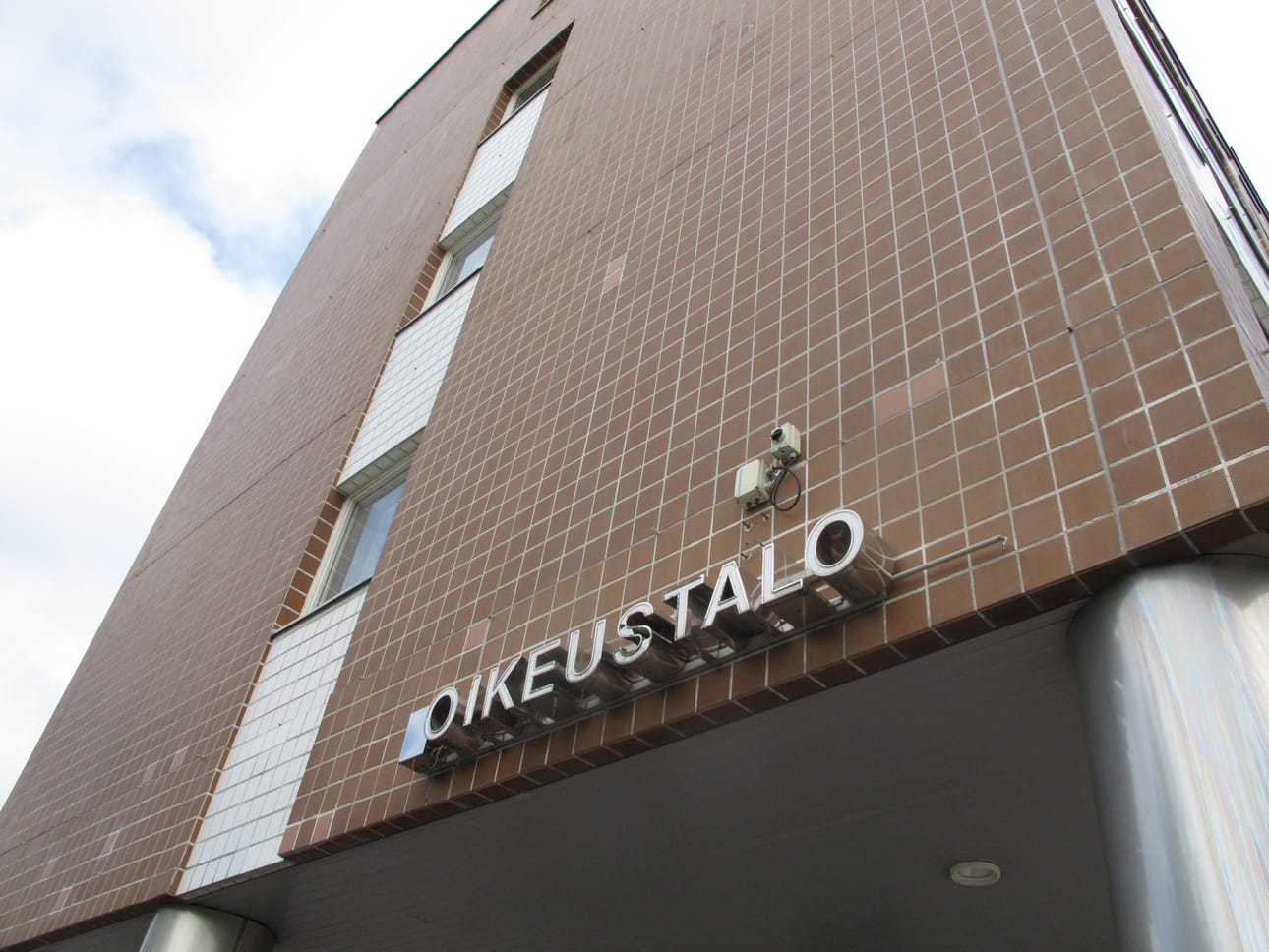 Maanantaina Oulun käräjäoikeudessa alkaneessa oikeuskäsittelyssä on läsnä kolme tulkkia. Istuntoa on seuraamassa myös useita vartijoita ja poliisi. Arkistokuva.