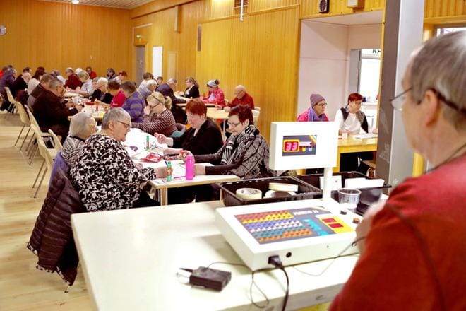 Jännitys on huipussaan Jalasrannan torstai-illan bingossa, kun bingoisäntä Sakari Männistö alkaa kuuluttaa mikrofonin kautta numeroita yli satapäiselle bingoväelle. KUVAT: HEIKKI HAKANEN