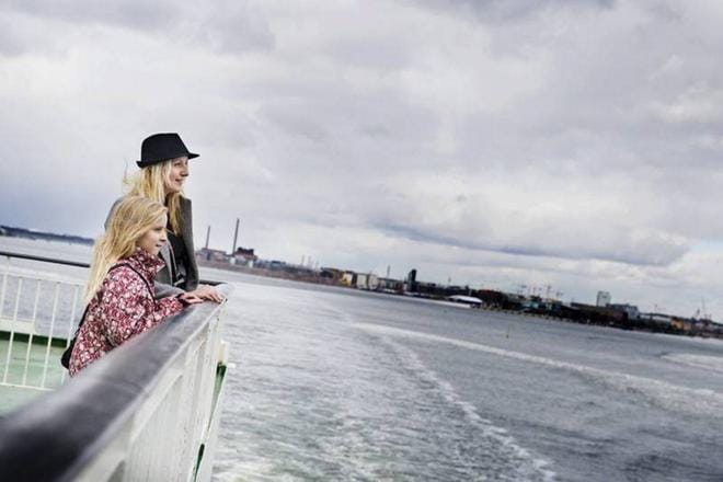 Aleksandra Kärkkäinen pääsi samalla iskulla hotellireissulle ja keikalle äitinsä Maria Walkaman kanssa. Hotellin aamiainen on melkein yhtä kova juttu kuin HalooHelsingin! keikka. Kuva: Emilia Kangasluoma