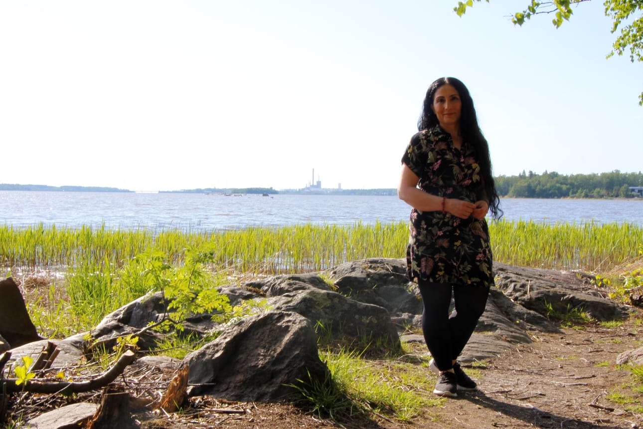 Vaasalainen Kiymet Ser herää aikaisin lukemaan Suomen ja Turkin välistä kiistaa koskevia uutisia. Hänen mielestään sosiaalinen media ei ole hyvä väline uutisten seuraamiselle.