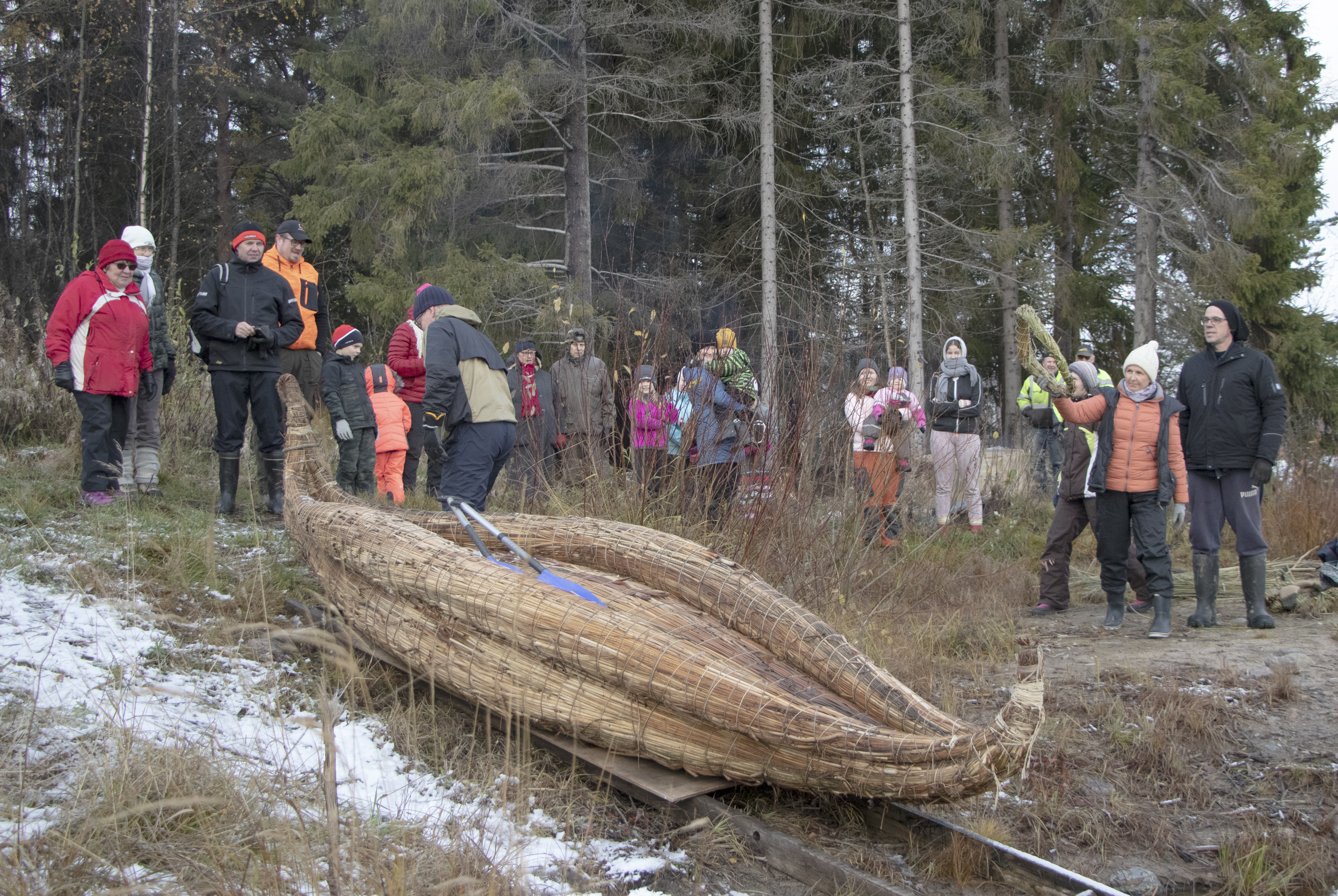 Kaislaveneen vesillelasku keräsi mukavasti väkeä Mankilanjärven rannalle.