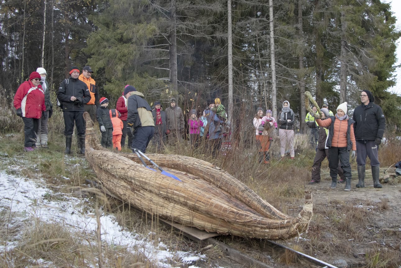 Kaislaveneen vesillelasku keräsi mukavasti väkeä Mankilanjärven rannalle.